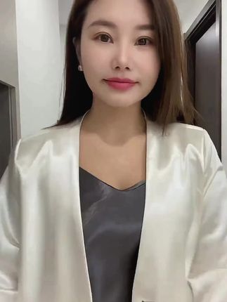 花间颂贴贴霜妆前乳打底膏保湿滋润持妆面霜。#贴贴霜 #贴贴霜推荐 #贴贴霜妆前乳 #妆前乳 #妆前乳推荐