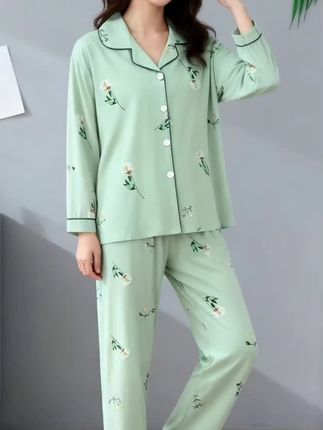 【把春日茶园穿在身上,100%纯棉睡衣给妈妈的温柔守护】 还在为给妈妈选睡衣犯愁?这套薄荷绿碎花纯棉睡衣必须锁死!100%纯棉面料,像被云朵包裹般柔软透气,春秋穿不闷汗,冬天当家居服也保暖。宽松版型从M到5XL,各种身材都能穿出舒适感,中老年妈妈穿也毫无束缚~ 精致的小碎花点缀在薄荷绿底上,清新又显气色,开衫设计穿脱方便,日常在家做饭、散步都能穿,既舒适又有质感。现在到手价只要58元,还送运费险、支持7天无理由退货,给妈妈的贴心礼物,闭眼入都不踩雷~#春秋睡衣#纯棉睡衣 #方便舒适