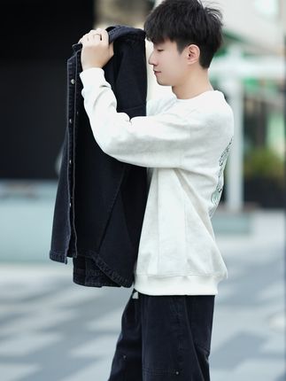 青少年男生春秋牛仔穿搭,牛仔衬衫搭配牛仔裤,一套真的很洋气#穿搭搭配 #牛仔外套 #早秋穿搭