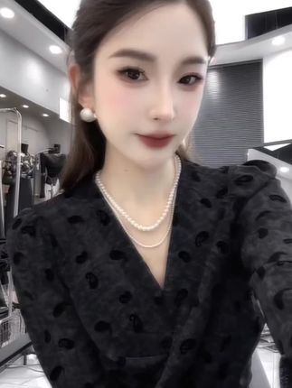 秋季新款V领扭结长袖小衫T恤女设计感小众喇叭袖打底衫上衣女#早秋穿搭公式来了 #梨形身材穿搭 #洋气小衫 #优雅气质 #女人味穿搭