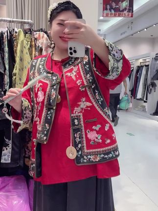 深圳90-270斤新中式国风马甲南油高定大重工苗绣马夹胖mm #大码女装 #微胖穿搭 #显瘦穿搭 #大码胖MM搭配 #胖mm穿搭 大重工👍高高高货✌️太太太美啦😍