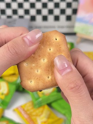酥脆外皮➕爆浆流心!KOHOJO夹心饼干一口沦陷,好吃到停不下来👇速抢#夹心饼干 #追剧小零食 #零食推荐