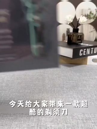 男生们还在犹豫要不要入手这把电动剃须刀吗?它可是男人的好伙伴,不仅充电速度快,而且还是全身防水的设计,用完之后可以直接用水清洗,真的是太方便了!不仅如此,它的刀片也很耐用,剃须的时候可以很好的贴合面部,让剃须更加顺畅。喜欢的朋友赶快点击链接购买吧!