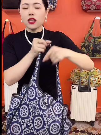 姐妹们,这个侧兜小购物袋啊,咱们出门的时候放个手机、放个钥匙啊,真的是特别方便。