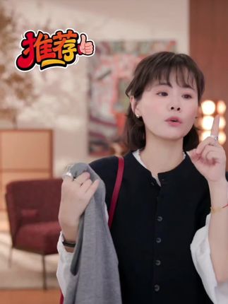 姐妹们,这个小马甲真的太好看了!它是那种正肩修身的小版型,上身特别显瘦,而且还是圆领的设计,既不会太高调又很时髦,可以很好的露出锁骨,还很显直角肩。面料也是比较亲肤柔软的那种,穿上后感觉整个人都温柔了不少,不管是单穿还是内搭都很好看!#小个子穿搭 #每日分享 #强烈推荐 #穿搭 #显瘦穿搭