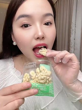 哇塞,鲜核桃仁价格终于下来了!!!正宗新疆阿克苏185核桃,当季鲜果,鲜嫩脆甜,孕妇孩子老人都可以多吃#鲜核桃仁 #核桃仁