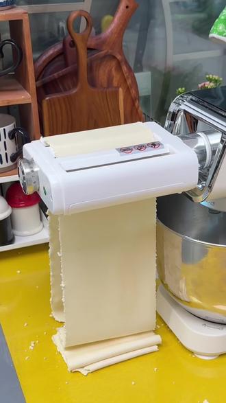 压面机教程来啦!果蔬面0添加✅红糖馒头条
锁住方子👩🍳,轻松复刻不翻车。
野猪啾一的同款红糖馒头条,长长一条太省事了。
面条只吃家里做的,只需普通面粉、盐和水,健康安心0添加,细腻爽滑煮不断、小朋友吃更好消化。
#压面机使用方法 #红糖馒头 #果蔬面条 #宝宝辅食 #满级吃商指南