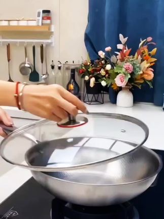 想要做出好吃的菜,好的锅具少不了!这个德国316不锈钢平底锅就很不错,它是食品级316不锈钢材质,健康无涂层,用起来很放心。而且它是一体成型的设计,受热均匀,做菜的时候不会糊锅,无论是煎炸还是爆炒都可以轻松应对,喜欢的朋友赶紧点击链接购买吧!#厨房必备神器 #好物推荐🔥 #好东西一起分享 #无涂层不粘锅 #不粘锅