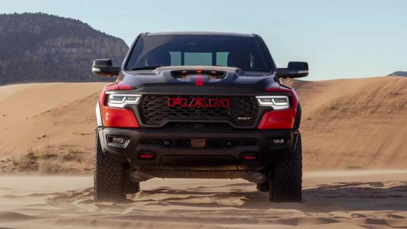 新款 2027 RAM 1500 SRT TRX 正式发布! Ram 发布了新款 2027 款 Ram 1500 SRT TRX,这是该细分市场中最强大的量产卡车。
新款 TRX 的核心是经过升级的增压 6.2 升 Hemi V-8 发动机,可提供 777 马力和 680 磅英尺的扭矩,并搭配高强度动力传动系统和经过性能调校的变速箱。
这些数据比最接近的竞争对手高出 57 马力和 40 磅英尺的扭矩。#
动力通过先进的四轮驱动系统进行管理,该系统旨在在极端的越野和高速条件下保持牵引力。八速自动变速箱和全时主动分动箱提供全时四轮驱动牵引力。在启用标准 Launch Control 的情况下,TRX 仅需 3.5 秒即可从 0 加速到 60 英里/小时,并以同类最佳的 118 英里/小时的最高速度前进。
底盘和悬架系统受到了极大的关注,其中以第二代 Bilstein Black Hawk e2 自适应减震器以及高达 14 英寸的悬架行程为亮点。
集成的 Ram Active Terrain Dynamics 可持续调整悬架行为、油门响应和扭矩分配,以优化各种驾驶模式下的性能,从高速沙漠行驶到技术性攀岩。
增强型车架组件、高性能制动器和专注于越野的几何形状进一步支持极限状态下的耐用性和控制力。
客户可以选择将他们的 TRX 装备为 Bloodshot Night Edition,以庆祝顶点皮卡的回归。设备包括 TRX 的首款双色设计,采用喷涂的 Blacktop 上部和大胆的喷涂 Flame Red 中心引擎盖条纹。
其他外观元素包括独特的飞溅车身图形和防脱圈车轮。在内部,红色点缀的碳纤维内饰、玻璃外壳的中央控制台徽章和红色轮廓的 TRX 徽章完成了激进的外观。
2027 款 Ram 1500 SRT TRX 在美国设计和制造,将于 2026 年下半年上市
#男人的大玩具 #梦想之车 #越野天花板 #西装暴徒 #大马力 #V8绝唱 #暴力美学
#2027RAM #RAM1500 #RAMTRX #TRX #SRT #美式皮卡 #V8 #性能猛兽
777HP - 新款 2027 RAM 1500 SRT TRX 正式发布!@DOU+小助手 @抖音创作小助手