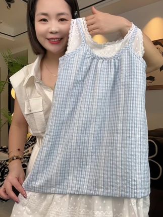 太太太太仙了叭~蓝白相间格纹吊带裙搭配棉质提花刺绣花边,不仅甜美还超精致。不管日常穿搭,还是出游打卡,都是人群中的小焦点#女童连衣裙 #度假风穿搭 #女童连衣裙夏季 #女童裙子 #女童连衣裙公主裙