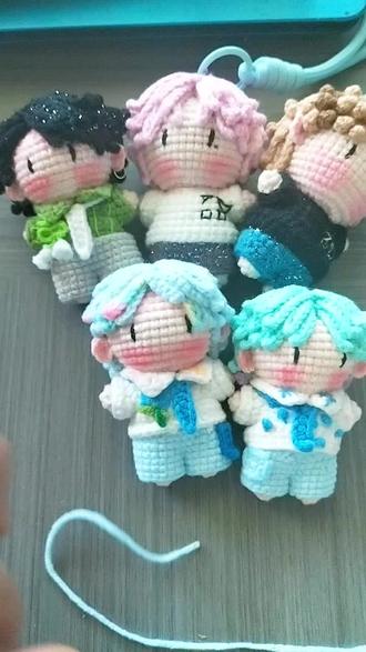 #明星玩偶钩织 #钩针玩偶定制 #钩织周边 #云熠专属话题 #小星河 裤子的教程来了,感谢观看,如有不明白的地方随时可问!