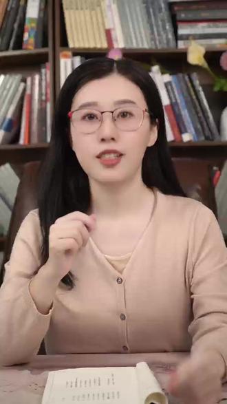 10句宿命感的诗词 哪句更触动你 是张四维的 人道洛阳花似锦,偏我来时 不逢春
是李贺的 吾不识青天高,黄地厚,唯见月寒日暖,来煎人寿
是白居易的 君埋泉下泥销骨,我寄人间雪满头
是王国维的 最是人间留不住,朱颜辞镜花辞树
是罗隐的 时来天地皆同力,运去英雄不自由 #古诗词 #诗句 #古诗 #情感 #读书