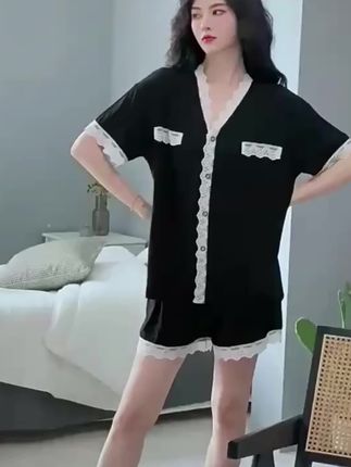 姐妹们看过来!这套轻奢睡衣真的太值得入手了!面料选用高品质莫代尔,触手如云朵般轻柔丝滑,穿上瞬间被温柔包裹,整夜都能享受细腻亲肤的触感。剪裁设计简约大气,流畅的线条勾勒出精致轮廓,高级感十足,让你在家也能轻松展现优雅气质,氛围感直接拉满!#家居服分享 #睡衣 #莫代尔凉感家居服 #家居服套装 @热点小助手 @生活服务热点中心@巨量千川#莫代尔睡衣真香