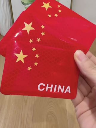 马上就到大街小巷都是中国红的时间了,五星红旗迎风飘扬,给爱车也安排上这款磁吸反光红旗贴,满满的信仰#红旗车贴 #汽车好物 #反光贴#国庆 #安全出行