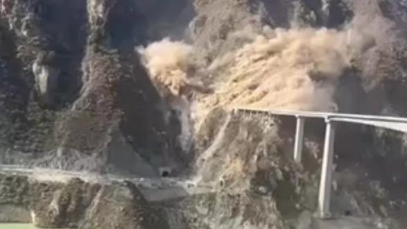 第一集 桥梁垮塌往往伴随山体滑坡@中国桥梁 @桥梁建设#红旗大桥 #科普 #连续刚构桥 #桥梁工程