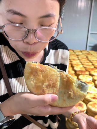 中秋佳节即将来临,我们的月饼每天都是加班加点的制作,烤箱不停得冒着夹杂着月饼浓郁香气的烟,秋风把烟越吹越远,月饼的每一阵香味也飘落在很多人鼻前,不知道喜欢吃月饼的朋友们,你们闻到了吗#老手艺