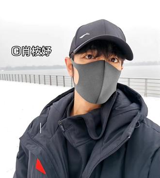 这种漫不经心的小巧思真的很戳人#肖战 #肖战红色定制话筒