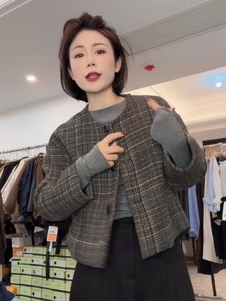 2025秋冬新款!
时尚必备!这款韩版千鸟格高级感短款毛呢外套,专为小个子女生设计,显瘦显高,保暖又优雅!快来抢购吧!