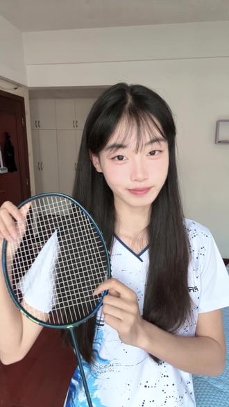 新手入门还不知道买哪只羽毛球拍吗?🏸#羽毛球女生 #雷霆10 #新手入门球拍推荐 #李宁羽毛球拍 #好产品李宁造中国造