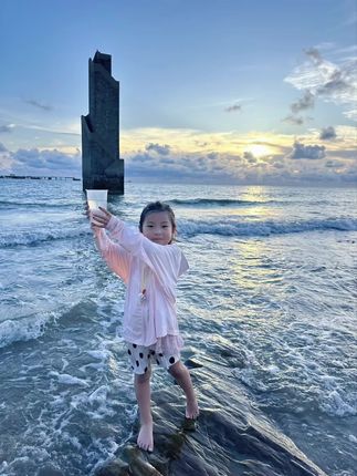小朋友:妈妈,我想去海边,我:2019年,你去过了啊,小朋友:那时候太小了,已经记不得啥样子了,天时地利人和,为小朋友安排的一场大海之旅#夏天该有的样子 #海边拍照 #记录旅行时光 #阳光沙滩海浪 #陪孩子一起长大