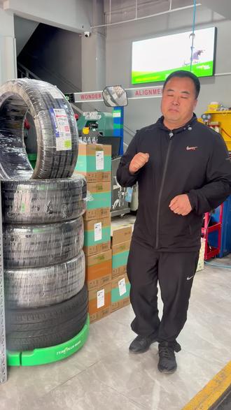 米其林轮胎为什么性能好?我给您讲几个关键点。第一,米其林这家公司已经有137年的历史了。就单说它的模具,米其林用的是88瓣膜,很多其他品牌还在用6-8瓣膜,从模具上就已经完全碾压。第二,橡胶。米其林的轮胎看起来特别亮,因为它用的都是最优质的橡胶和钢丝——50号钢丝。轮胎内部的结构连线用的是聚酯纤维,这可是防弹级别的材料。也就是说,米其林从品牌历史、模具、原材料到内部钢丝,全都用的是最先进的技术和最好的材料。所以它的操控性能特别优秀——不管你是跑高速、走高架,还是下雨天,抓地力都非常强,开起来很稳。同时,米其林还有很多节能技术,性能好还省油。这样一个一百多年历史的世界500强品牌,从哪个方面看,都是一款值得信赖的轮胎。#轮胎 #米其林