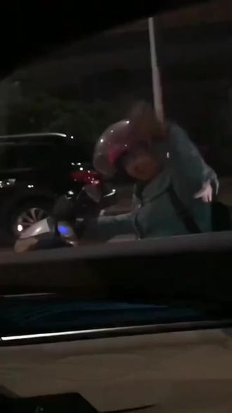 不知道前轮粘了什么东西,滴答滴答的响#你们遇到过这种情况吗 #前轮粘了东西滴答滴答响 #真的栓q了 #我太难了😂#搞笑