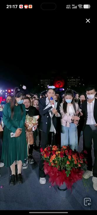 718的粉丝们送了高杰一个十几万话筒,把高杰感动的,因为你是高杰718的扛把子,最靓的仔,希望你一路长虹!