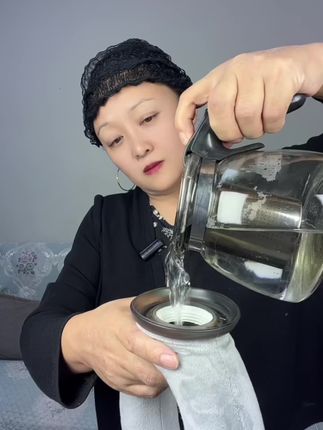 久坐一天劳累颈椎不舒服的,赶紧用上这个U型热水袋 回家第一件事敷上这个U型冷两用暖水袋!一天疲 意都治愈了!哇!真的好舒服,久坐一天劳累颈 椎不舒服的,赶紧用上这个U型热水袋,特别是冬 天怕冷手脚的小姐姐快安排起来#热水袋#U型热 水袋#U型热敷袋 #秋冬好物分享#低头族