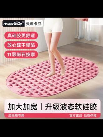 #最近很火的这个指压板到底是不是智商税?我买回来了,踩上去确实有点疼,但是感觉挺舒服的,可以缓解疲劳,而且它的用法很多,不管你是站着还是坐着都能用,我打算给我家里人都安排一个。