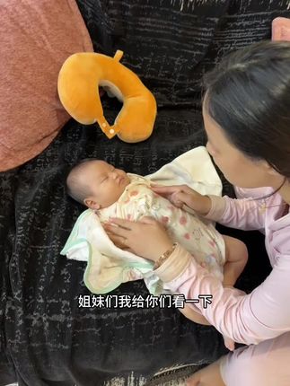 新手爸爸不会带孩子!夏天不要给宝宝裹那么厚!用##防惊跳包裹法 秒睡!太好用了!#哄睡的一百种方法 #防惊跳包裹法 #新生婴儿 #我家刚出生的小宝宝
