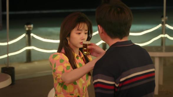 女大学生夜市驻唱,竟被醉酒男子当场逼喝交杯酒 #我的山与海 #因为一个片段看了整部剧