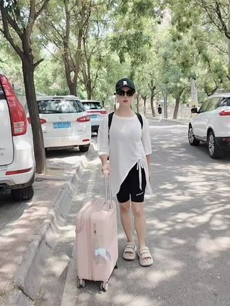 姐妹们我的麻花拖鞋回来了,你们赶紧去抢这个厚底两穿麻花拖鞋,现在清库存,厂家一卷到底,鞋底增高却不会增加重量,既轻便舒适又非常漂亮。价格太给力了,你们看到还有的话就赶紧去薅羊毛。