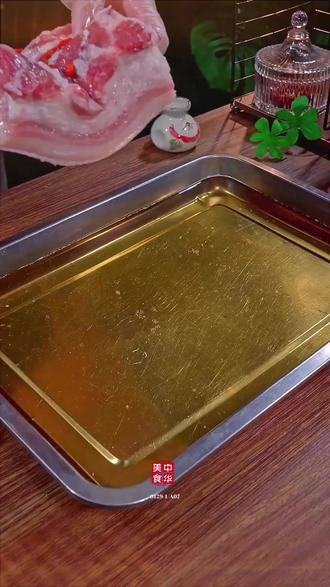 今天就给大家分享一个零油炸的神仙技巧,不用费劲儿就能做出软糯脱骨、咸香超入味,吃一口就记在心里的梅菜扣肉~#梅干菜扣肉