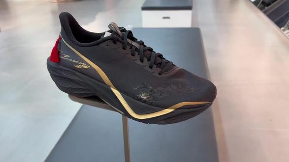 安踏马赫回马枪,马年专属配色🌸🌸
颜值能打,脚感更顶。💗💗
轻弹缓震,提速不拖沓。🚀🚀
上脚利落有型,运动日常都好穿。🏇🏇
这双回马枪,谁穿谁出彩!🌈🌈🌈🌈#安踏#跑鞋推荐#安踏马赫#马赫#运动休闲鞋@龙贵购物中心(济宁店)