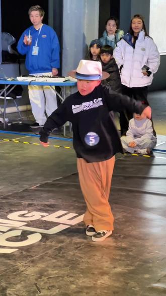 一年级小男孩比赛享受音乐~状态拉满~现场观众:这么小的小孩怎么这么会听音乐?🤣西安的氛围真的太好啦~非常给力!#街舞#popping #跟着节奏嗨起来 #浅跳一下 #少儿街舞 @DOU+上热门 @抖音创作小助手