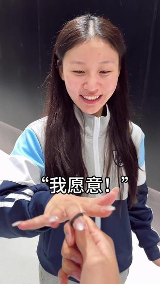 “面面 你愿意嫁给我吗”
“我愿意!!!”
#南昌婚纱照 #结婚 #从校服到婚纱 #氛围感 #转场