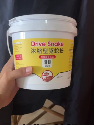 有蛇突然出现在家门口,特别的吓人,为了让蛇不敢再来,于是就上网买了这个硫磺驱蛇粉,收到货围绕着住的房子周围撒上,撒上之后,蛇就不敢来了,最近十多天,都没有再看到有蛇出现,驱蛇效果挺好的,现在进出家门都放心多了#驱蛇粉 #驱蛇 #驱蛇神器 #驱蛇小妙招 #防蛇咬