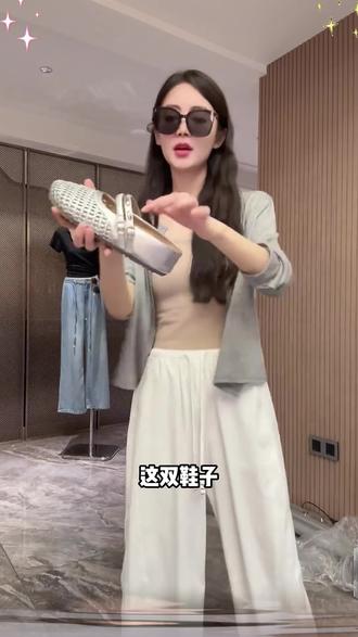 小小推荐走哪穿哪的鞋子,一鞋两穿,可以当拖鞋也可以当凉鞋太方便啦,还很舒适#鞋子 #夏季鞋子 #拖鞋 #凉鞋 #小小101