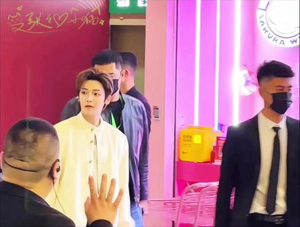 #真香昊料快乐开捞 #海底捞爆料侯明昊#海底捞双料真香锅
是真香锅辣还是猕猴桃辣呀~