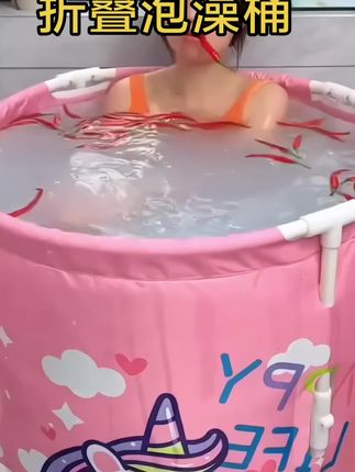 这款一年四季都可以用的折叠泡澡桶,容量大,大人小孩老人都可以用,不用的时候收纳也还不占空间#折叠泡澡桶 #实用好物 #泡澡桶#家居好物