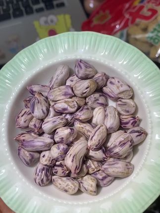 选自云南优质七彩花生,颗粒饱满,口感一绝。入口香香脆脆的,接着浓郁咸香与清甜在舌尖交融,越嚼越香,让人欲罢不能,平时爱追剧和喜欢和小姐妹聚餐喝点8+1的朋友真的不要错过!!#优质农产品 #花生米 #办公室零食 #追剧小零食 #云南七彩花生
