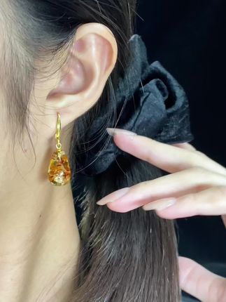 我承认!花珀耳环你是有点美貌的 像把秋日午后阳光凝在耳间! #耳环控#首饰分享#饰品搭配#耳饰#珠宝首饰