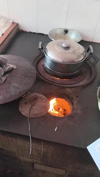 南方的床•北方的炕,没有见过:北方炕的小伙伴看过来🤪这是我30年没有睡过的炕,30多年没有生过的火🔥有多少人还记得,小时候在学校🏫生火,在家里睡炕#民间手艺 #家乡大锅煮出人间美味 #自己动手丰衣足食的家常菜 #回老家才有的人间美味