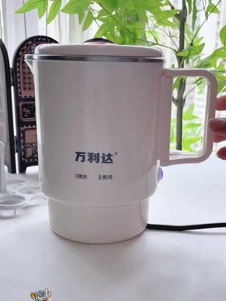 真的别用酒店的烧水壶,自己带一个这种#便携式烧水壶 可以烧水泡茶冲奶冲咖啡,还可以煮面煮粥煮鸡蛋,真的很实用,关机小小一个不占地方,还能带上飞机高铁火车 真的贼方便。#烧水壶 #折叠烧水壶 #出差旅行必备 #假期