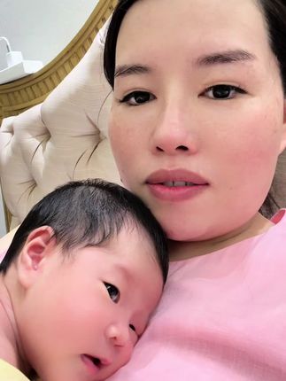 都在问我何时开工,何时卖衣服。我目前完全没有想要开工的想法……我想一直和她在一起!怕你们把我拉黑了,恨不得开一个小号,一个人偷偷的疯狂发她的视频……也许这就是他们说的年纪越大,生的孩子越爱吧