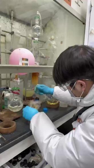 实验室做实验,始终要牢记:实验是给老板做的,但性命和健康永远是自己的。无论实验任务多紧急、要求多严苛,安全永远是底线,而通风柜就是我们实验中最基础、最重要的安全屏障。开展各类易产生有毒、有害、刺激性气体的实验时,必须提前开启通风柜,确认风速正常、排风顺畅后再开始操作。实验过程中不要随意抬高柜门、不将头部伸入柜内,杜绝侥幸心理。认真用好通风柜,规范操作、谨慎防护,认真完成实验任务的同时,牢牢守住自身的身体健康与安全。#实验 #通风柜 #实验台 #实验台厂家 #通风柜厂家