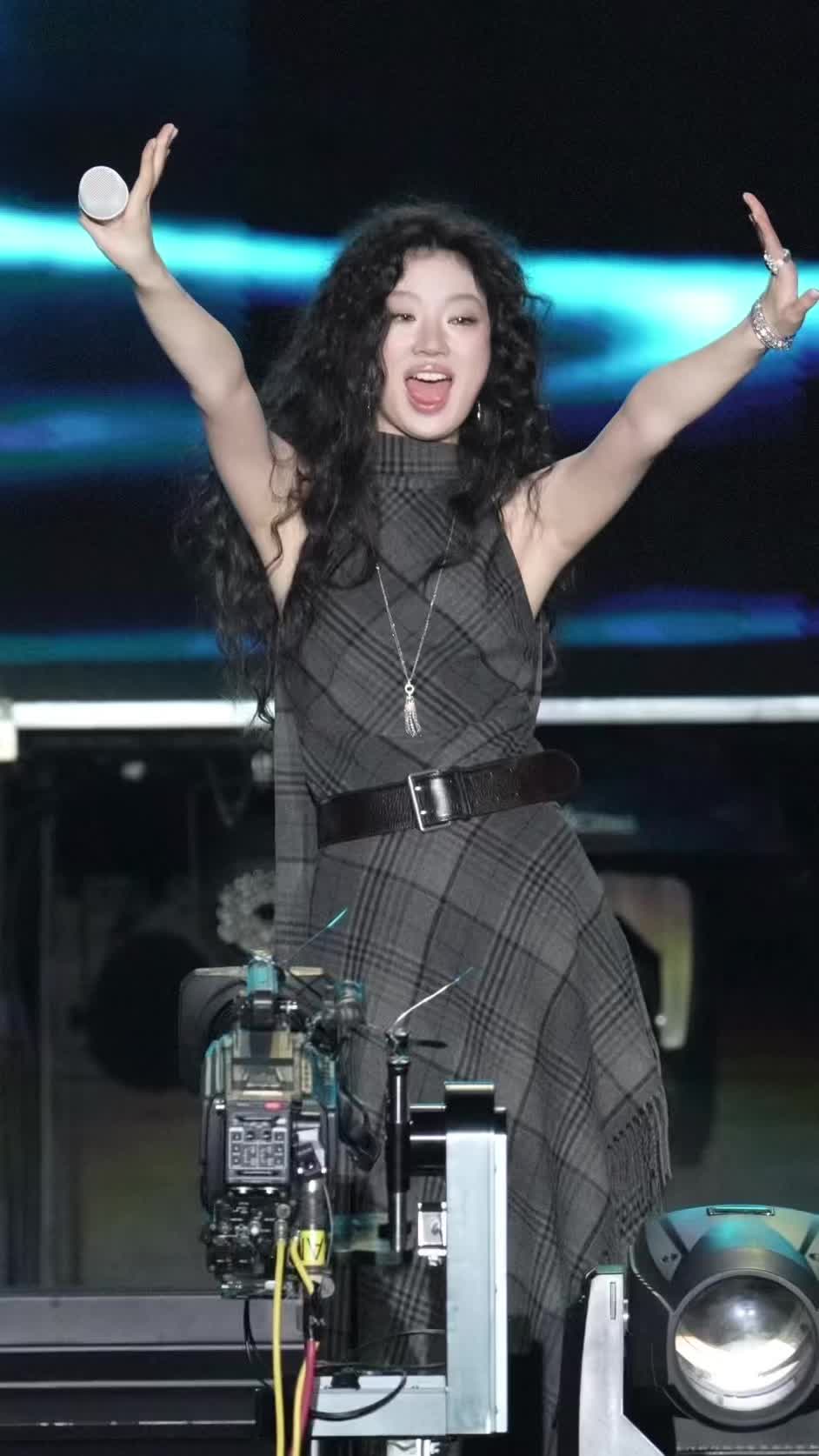 特别美萌的小宝宝 看见你幸福的样子 于是我幸福着你的幸福#明媚  #单依纯 #我爱你 #爱里 #追星