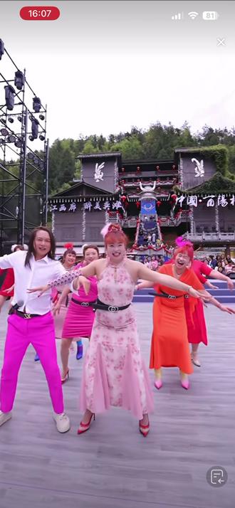 小敏敏在龙浩天🐲大舞台带领女团学习大嫂的男团舞蹈太搞笑了🤭满地打滚😂👍❤️💗🤩🥰#演出现场拍摄 #劲歌热舞 #喜欢跳舞的一起来 #每个动作都是用汗水换来的 #哪里都是舞台