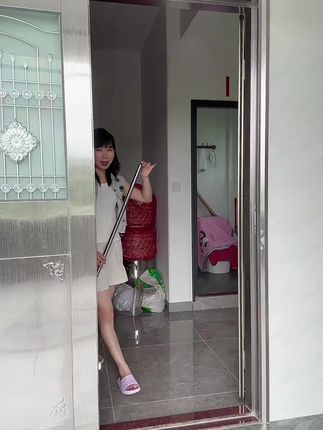 再也不用担心下雨天衣服太多没地方晾了,家里晾晒空间不足的或者晾衣杆太高的,赶紧都来试试这个#可伸缩晾衣杆 #晾衣杆  #免打孔伸缩晾衣杆  #阳台好物