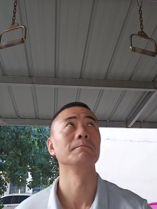 引体向上,是检验身体素质的重要指标,之前我两个肩膀换着疼,两年多不能做引体向上,现在终于可以了,但力量下降很多,引体向上平时要多做💪#引体向上